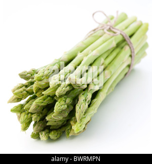 Gerbe d'asperges sur un fond blanc. Banque D'Images