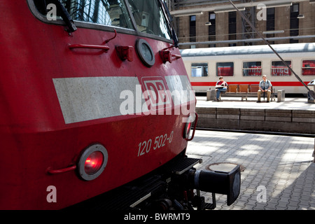 Les passagers en attente d'un train, la gare centrale de Francfort, Frankfurt am Main, Hesse, Germany, Europe Banque D'Images