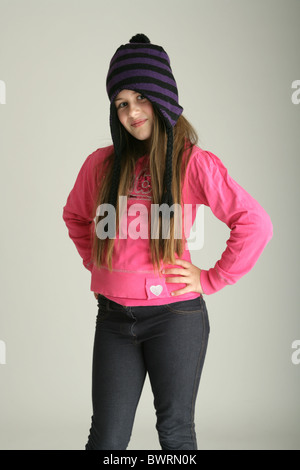 Dix ans, fille, debout avec les mains sur la hanche. Banque D'Images