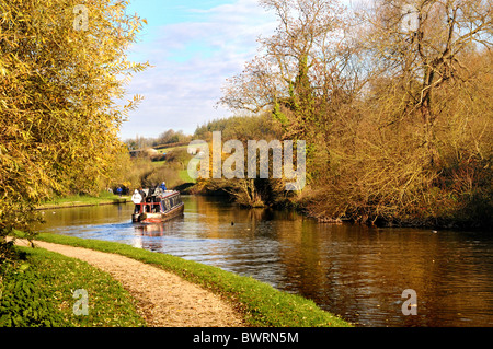 Un bateau étroit sur le canal de Grand Union à Harefield à l'automne, Angleterre Royaume-Uni Banque D'Images