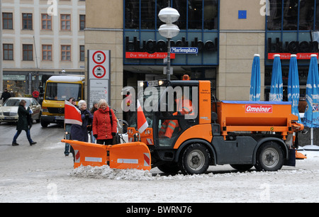 Chasse-neige sur la Marienplatz à Munich Banque D'Images