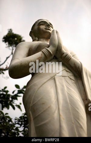 Une statue de Bouddha en Viharamahadevi Park, également connu sous le nom de Victoria Park à Colombo baigné de lumière dorée. Banque D'Images