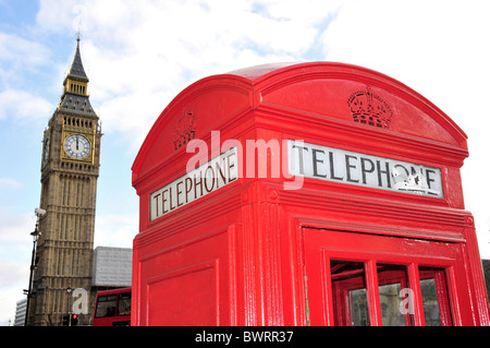 Boîte de téléphone rouge en face de Big Ben, Londres, Angleterre, Royaume-Uni, Europe Banque D'Images