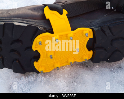 Semelle d'une botte de marche du Mans avec crampon équipé de la sécurité sur la glace et la neige glissante Banque D'Images