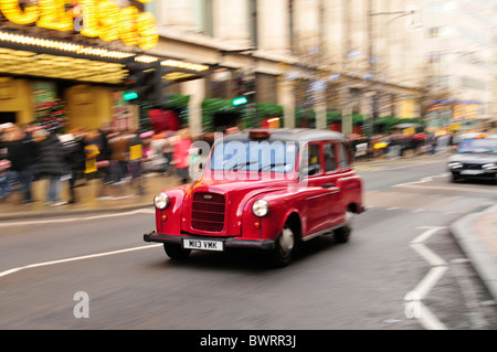 Taxi sur Oxford Street, Londres, Angleterre, Royaume-Uni, Europe Banque D'Images