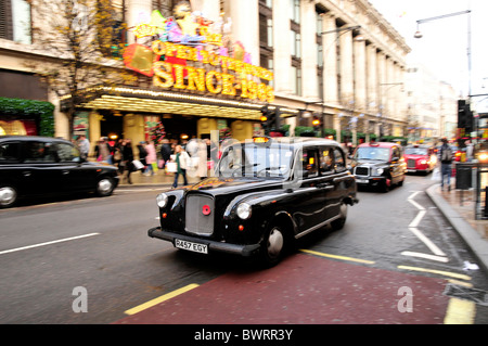 Taxi sur Oxford Street, Londres, Angleterre, Royaume-Uni, Europe Banque D'Images