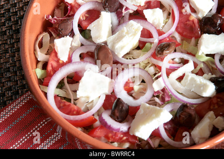 Close-up de salade grecque dans un bol en faïence Banque D'Images
