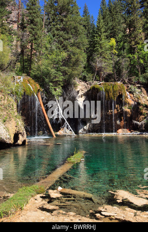 Cascade de Hanging Lake près de Glenwood Springs, Colorado, États-Unis. Banque D'Images