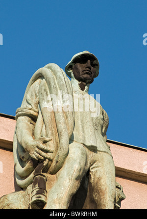 Statue de miner avec la face noire par le sculpteur C. Macha, nouvel hôtel de ville d'Ostrava, République Tchèque Banque D'Images