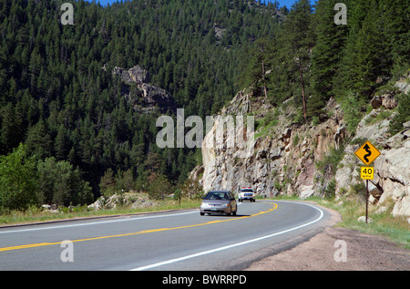 Automobiles voyage le long de la Route 34 à Grand canyon Thompson près de Loveland, Colorado, USA. Banque D'Images