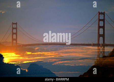 Golden Gate Bridge en couches sur un coucher du soleil doré, San Francisco, Californie, USA. Banque D'Images