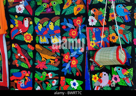 Bright colorful mola textiles cousus par les femmes kunas sont sur l'affichage à l'étal d'un vendeur à Pedasi, Panama. Banque D'Images