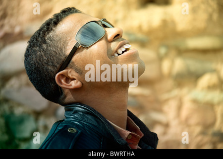 Portrait of a happy smiling african man looking up. Banque D'Images