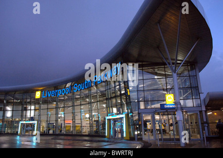 La gare de Liverpool South Parkway au crépuscule. Banque D'Images