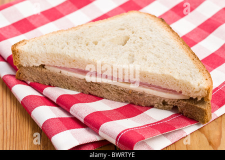 Le sandwich au jambon sur nappes à carreaux Banque D'Images