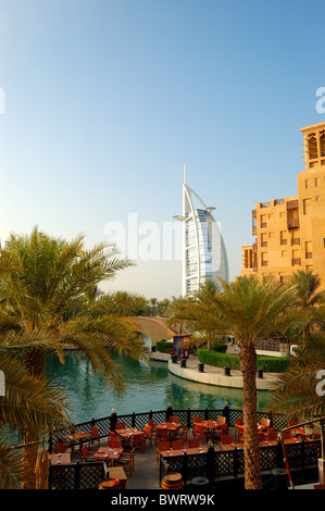 Le premier hôtel de luxe 7 étoiles Burj Al Arab 'Tour des Arabes", aussi connu sous le nom de "Voile arabe' au coucher du soleil, DUBAÏ, ÉMIRATS ARABES UNIS Banque D'Images