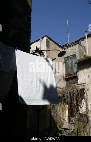 Les draps de lit sur la ligne de lavage à l'extérieur dans le soleil en italie Banque D'Images