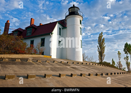 Cette barrière de béton protège Michigan's Point Betsie Lighthouse (1858) du lac Michigan, les tempêtes. Banque D'Images