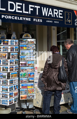 Les touristes en dehors de la navigation d'une boutique de souvenirs de la ville néerlandaise de Delft Banque D'Images