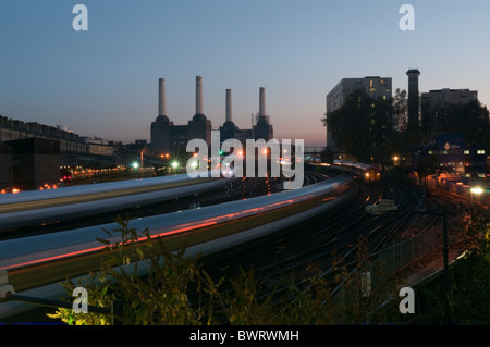 Les trains entrant et sortant de la gare de Victoria dans l'heure de pointe du soir avec battersea power station en arrière-plan. Banque D'Images