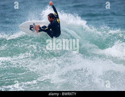 Surfer à winkipop beach riding vague victoria australie Banque D'Images