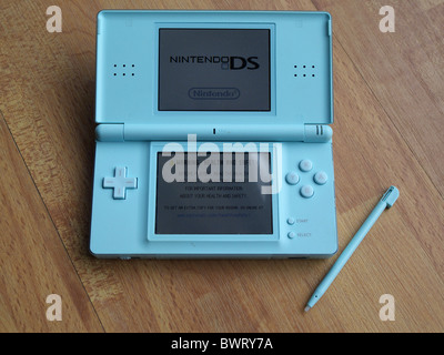 Nintendo DS Lite Console de jeux de poche Banque D'Images