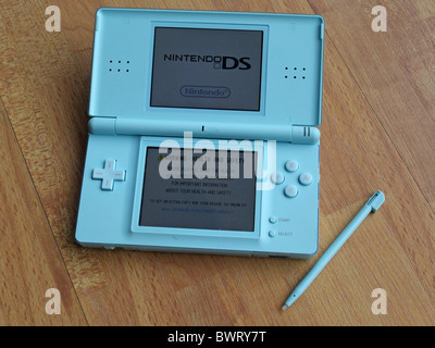 Nintendo DS Lite Console de jeux de poche Banque D'Images