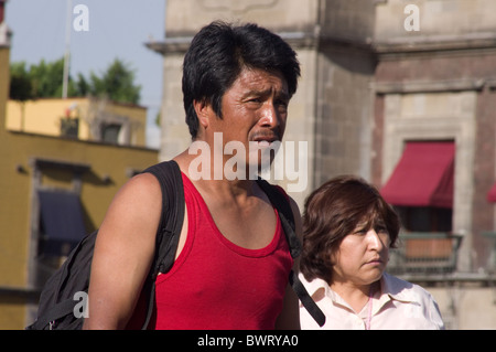 Mexican man walking dans le Zocalo de Mexico Banque D'Images