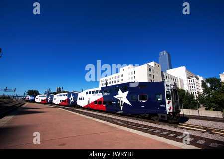 Le Trinity Railway Express tire à la gare Union à Dallas, au Texas. Banque D'Images