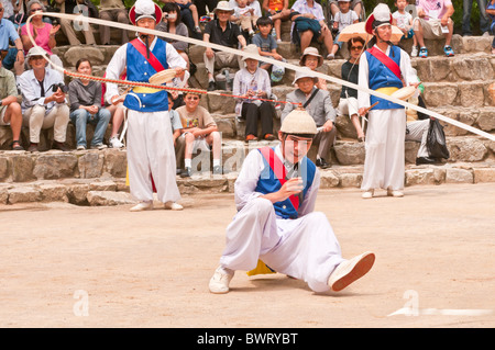 Les membres d'une troupe de danse, les agriculteurs traditionnels Korean Folk Village, Suwon, Corée du Sud Banque D'Images