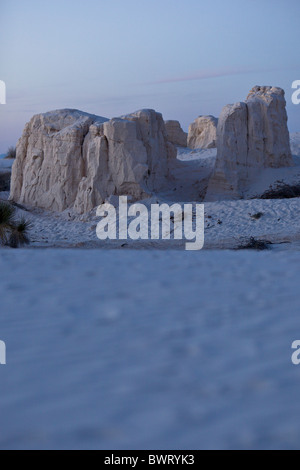 La formation de sable de gypse blanc au crépuscule au White Sands National Monument à Alamogordo, Nouveau Mexique, USA. Banque D'Images