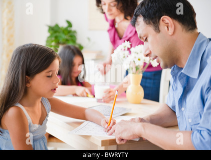 Les parents d'aider les enfants à faire leurs devoirs Banque D'Images