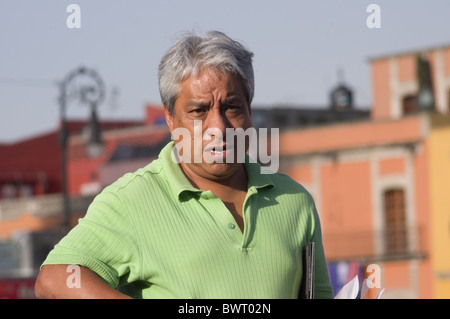 Du Mexique aux cheveux gris homme marchant dans le Zocalo de Mexico Banque D'Images