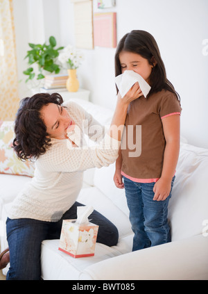 Mère fille malade d'essuyage avec les tissus du nez Banque D'Images