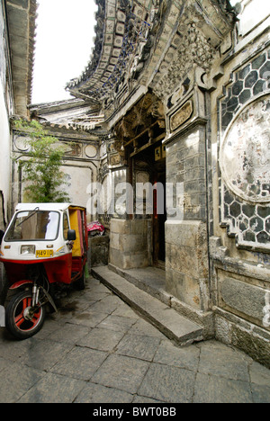 Panier moto dans la cour de la vieille maison, Bai Xizhou, Yunnan, Chine Banque D'Images