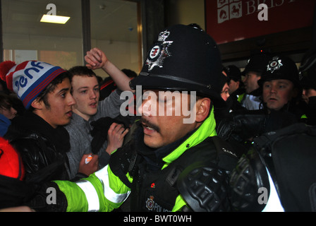 Manifestants étudiants échauffourée avec la police à l'extérieur de la salle du Sénat, l'Université de Bristol au cours de manifestations contre l'augmentation des frais de scolarité Banque D'Images