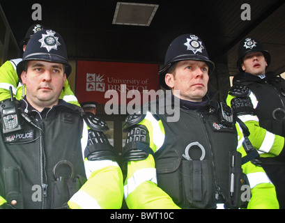 La garde de la police à l'entrée de la Chambre du Sénat lors de manifestations sur la hausse des frais de scolarité, l'Université de Bristol Banque D'Images