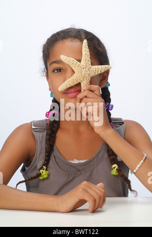 Portrait d'une fille avec une étoile de mer Banque D'Images