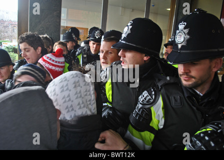 Manifestants étudiants échauffourée avec la police à l'extérieur de la salle du Sénat, l'Université de Bristol au cours de manifestations contre l'augmentation des frais de scolarité Banque D'Images