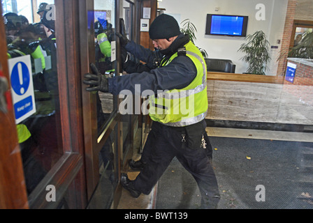 Manifestants étudiants échauffourée avec la police à l'extérieur de la salle du Sénat, l'Université de Bristol au cours de manifestations contre l'augmentation des frais de scolarité Banque D'Images