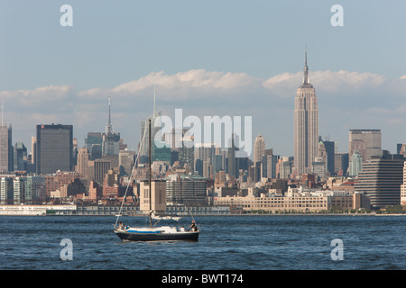 Un voilier sur le fleuve Hudson avec l'horizon de Manhattan en arrière-plan dans la ville de New York. Banque D'Images