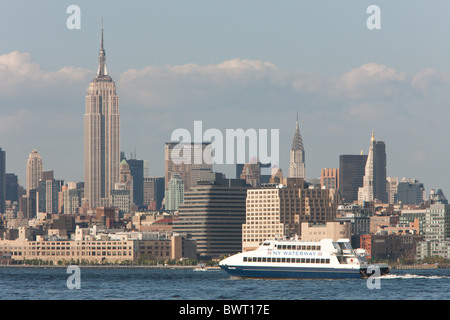 NY Waterway Ferry 'braves' La direction du nord sur la rivière Hudson, avec l'horizon de Manhattan en arrière-plan dans la ville de New York. Banque D'Images