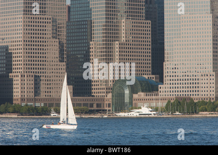 Un voilier navigue sur le fleuve Hudson, avec les bâtiments de la World Financial Center en toile de fond, dans la ville de New York. Banque D'Images