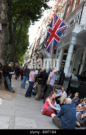 Fans de files d'attente de l'approche de la dernière année à l'Albert Hall Proms à Londres. Banque D'Images