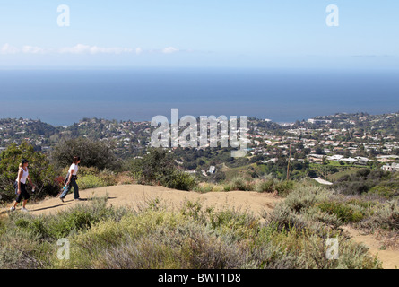 L'approche de randonneurs surplombent avec vue sur l'océan le long de la crête de Temescal Canyon Trail à Temescal Gateway Park Banque D'Images