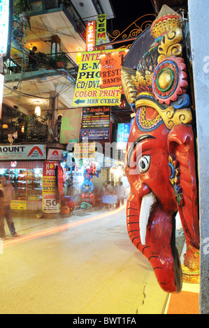 Une statue d'un éléphant à Thamel à Katmandou dans la nuit Banque D'Images