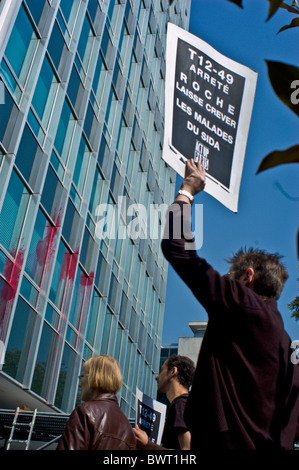 Paris, France - les militants du SIDA d'ACT Up-Paris protestent contre Pharmaceutical Corporation, Roche, grandes manifestations pharmaceutiques, affiche d'action Banque D'Images