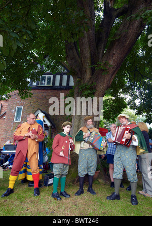 Les joueurs d'accordéon à l'Abbots Bromley Horn Dance Staffordshire UK Europe Banque D'Images