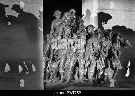 Les voyants sur le monument commémoratif de guerre à Ottawa d'ombres des figures sculptées sur leurs entourent Banque D'Images