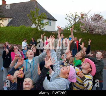 Les enfants attraper des bonbons à l'Original marins Hobby Horse Minehead Somerset UK Europe Banque D'Images